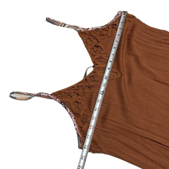 Gimmicks by BKE Lace Trim Embroidered Asymmetrical Hem Tank Top Size M NWT - Picture 8 of 8